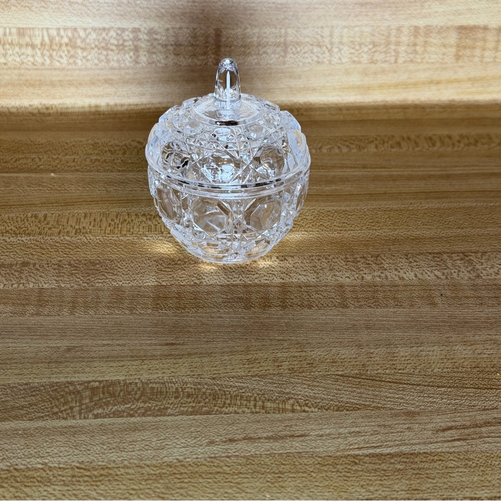 Small Anna Hutte Bleikristall 24% lead crystal apple-shaped trinket dish‎ or box